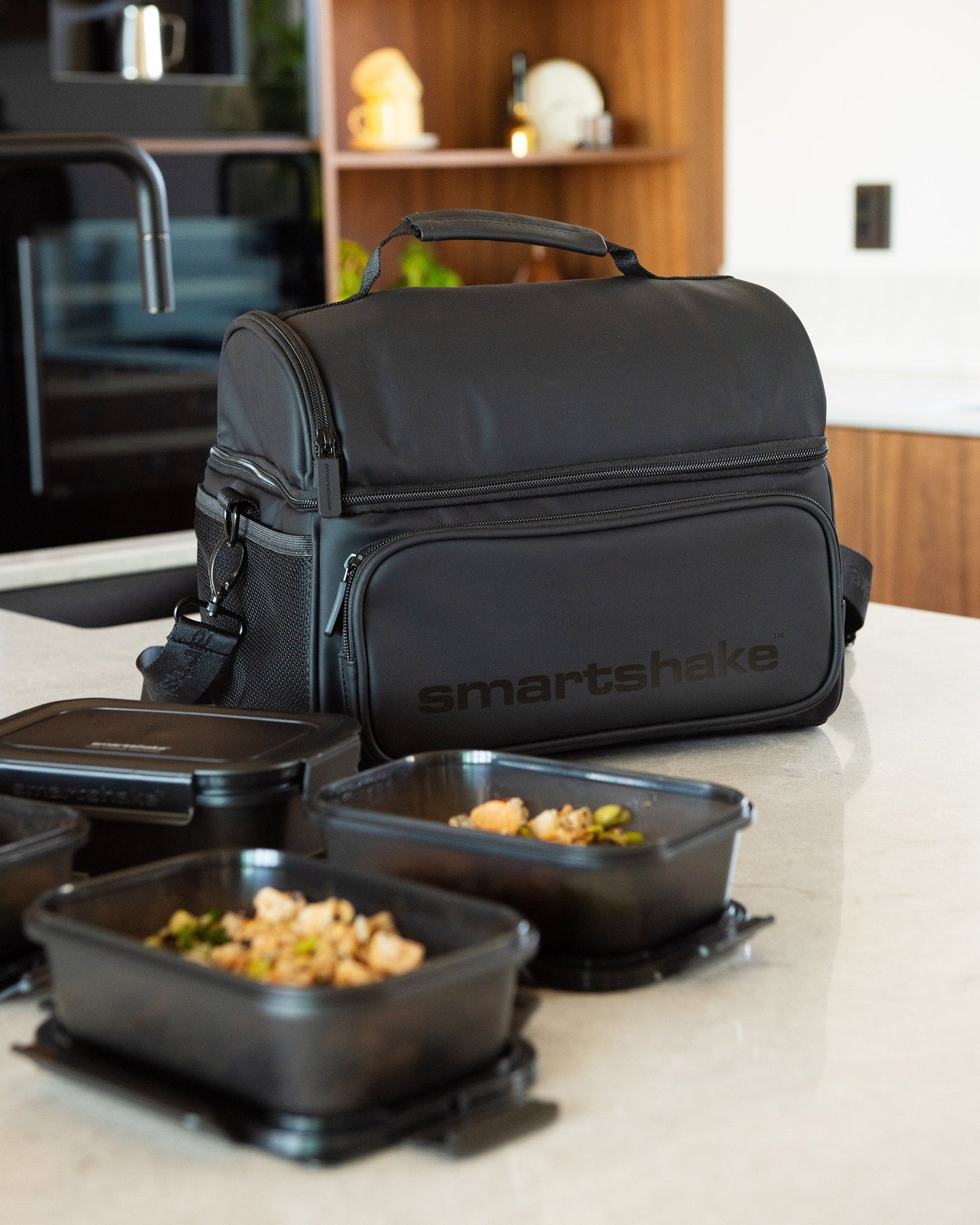 meal-prep-bag-black-with-4-food-containers-and-2-ice-packs-v7 Smartshake_Meal_Prep_Bag_Black_liefstyle.jpg