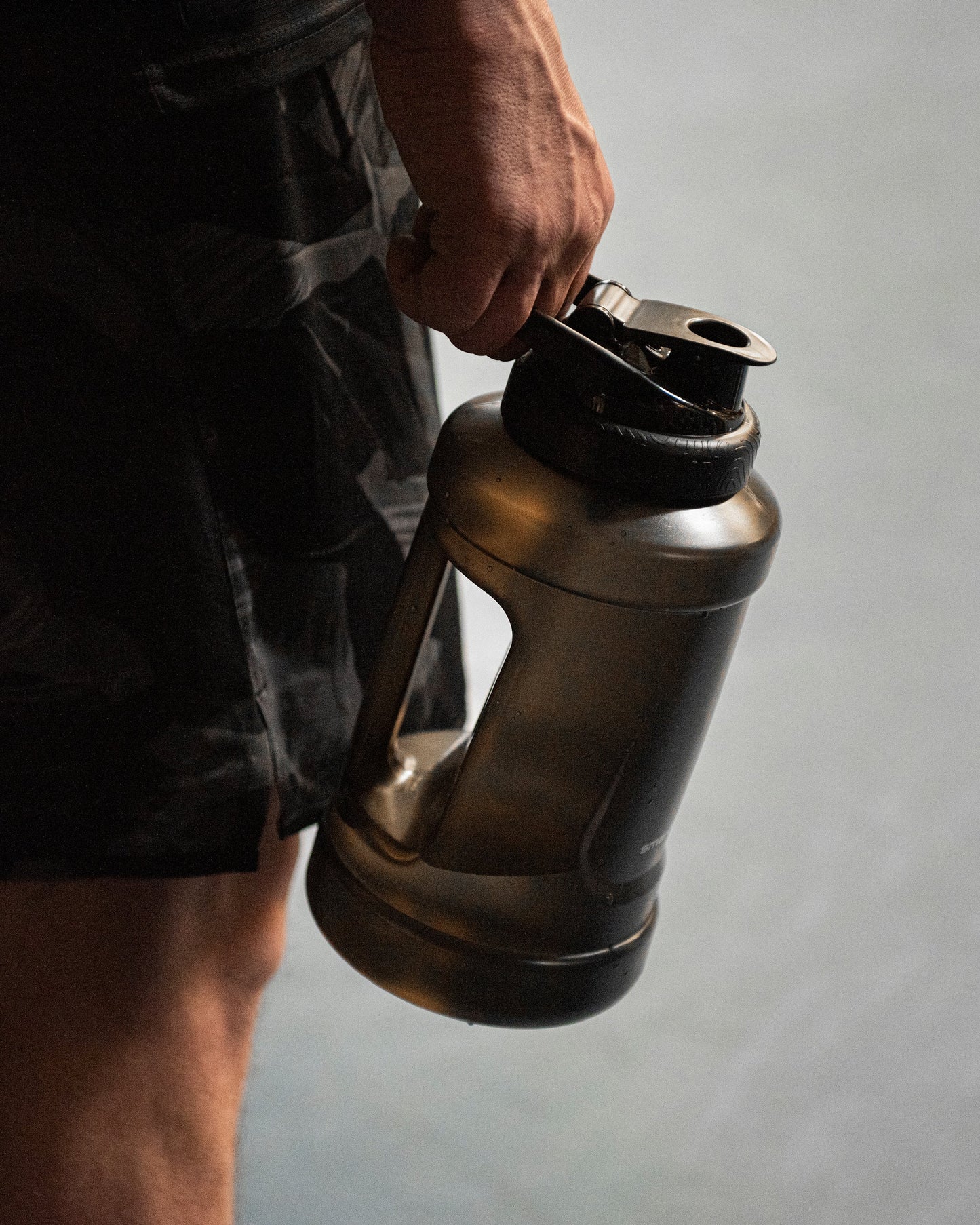 ultimate-jug-black-x5 Smartshake_Ultimate_Jug_black_lifestyle.jpg